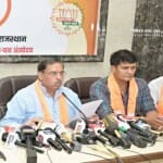 बीजेपी के पूर्व प्रदेश अध्यक्ष अरुण चतुर्वेदी प्रेसवार्ता करते हुए