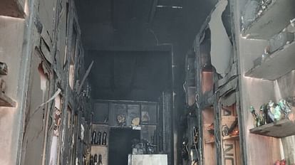 Aligarh News: परचून की दुकान में लगी आग, लाखों का सामान जलकर हुआ राख Fire broke out in a grocery store goods worth lakhs burnt to ashes