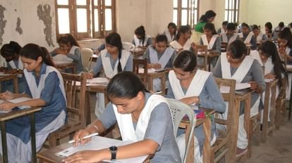 Hathras News: यूनिवर्सिटी की परीक्षा शुरु, पीसी बागला कॉलेज में 18 परीक्षार्थियों ने छोड़ा एग्जाम Raja Mahendra Pratap Singh University Aligarh university exam start