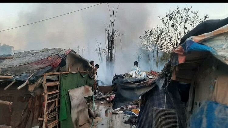 UP: आगरा में बांग्लादेशी घुसपैठियों की बस्ती में लगी आग, जल गईं छह झुग्गियां; आसपास के लोगों में फैली दहशत