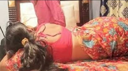 पति की शर्मनाक शर्त: पत्नी को दोस्तों के साथ हमबिस्तर करने का बनाता है दबाव, वजह ऐसी जो कर देगी हैरान husband Embarrassing condition want wife to share bed with friends in agra up news
