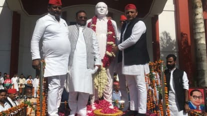 UP Politics: अखिलेश यादव का यह दांव और 'बाबा साहब का गांव', यूं ही नहीं जागा है सपा अध्यक्ष का 'दलित प्रेम' UP Politics: Akhilesh Yadav trying to woo dalits voters to visit baba sahab birth place