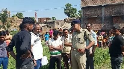 Bihar : नवादा में पति ने पत्नी को मार डाला, अवैध संबंध के विरोध पर 3 साल से प्रताड़ित कर रहा था बिहार के समाचार; नवादा में पति ने धारदार हथियार से पत्नी का गला रेत कर हत्या कर दी