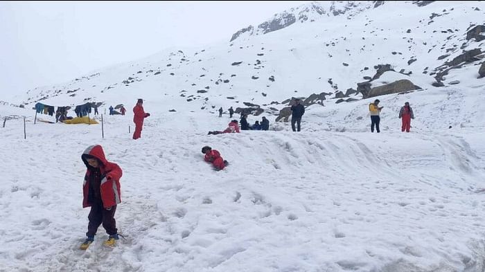 Himachal News: बर्फबारी देखने के लिए मनाली आने को पर्यटक बेताब, होटलों में धड़ाधड़ हो रही बुकिंग Tourists eager to come to Manali to see snowfall, booking in hotels