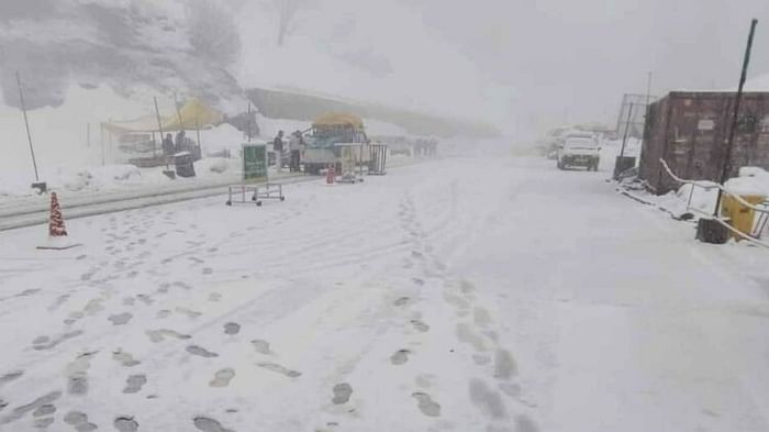 Himachal News: बर्फबारी देखने के लिए मनाली आने को पर्यटक बेताब, होटलों में धड़ाधड़ हो रही बुकिंग Tourists eager to come to Manali to see snowfall, booking in hotels