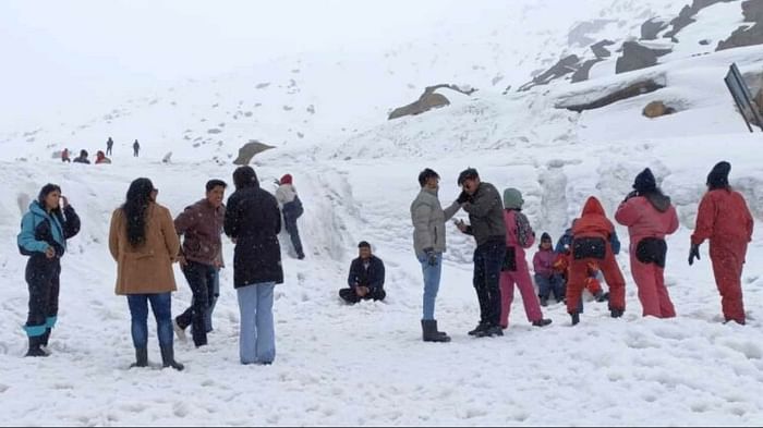 Himachal News: बर्फबारी देखने के लिए मनाली आने को पर्यटक बेताब, होटलों में धड़ाधड़ हो रही बुकिंग Tourists eager to come to Manali to see snowfall, booking in hotels