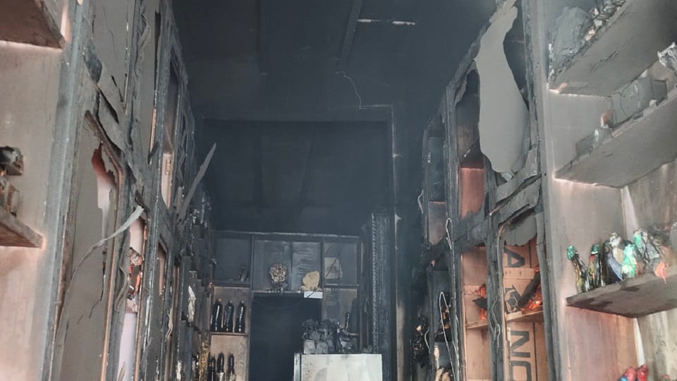 Fire broke out in a grocery store goods worth lakhs burnt to ashes
