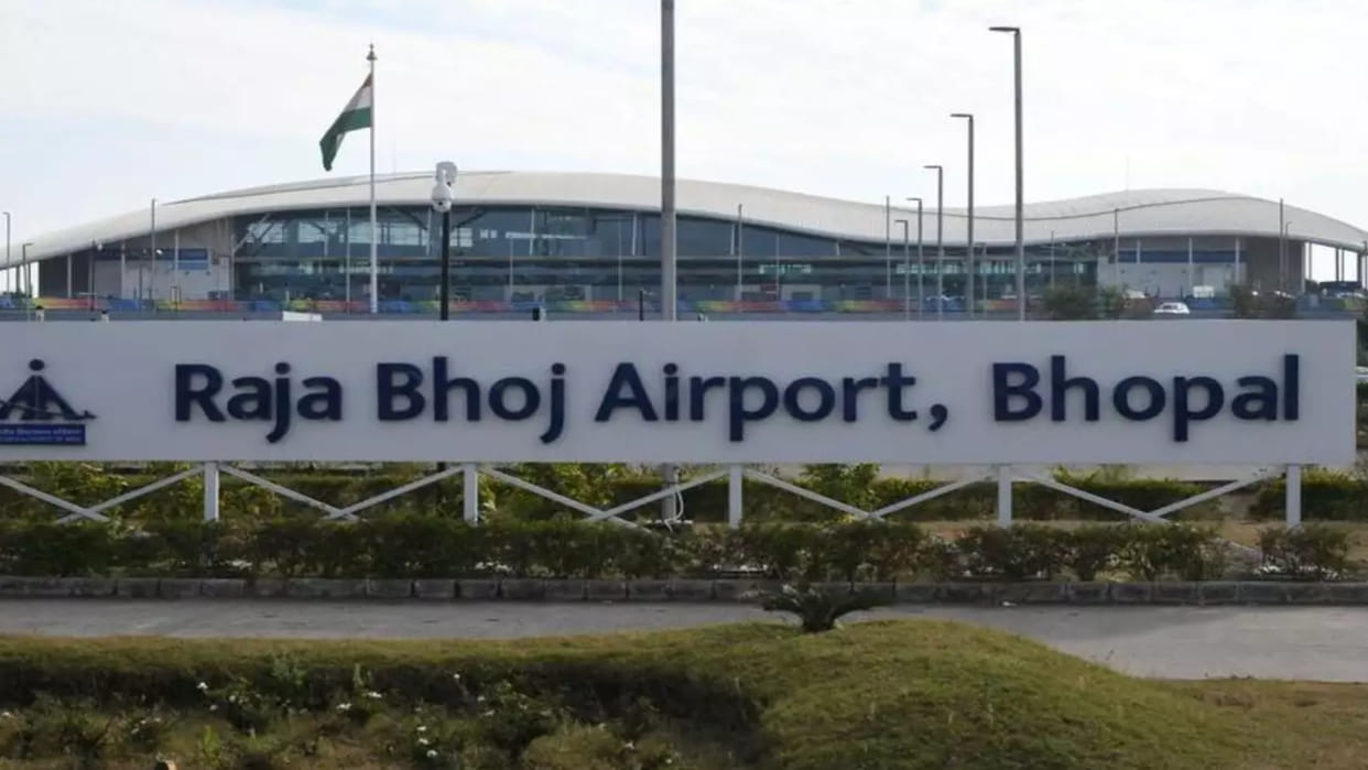 Bhopal: Suspected foreign woman arrested from airport, three Indian Aadhaar cards found from Thailand woman