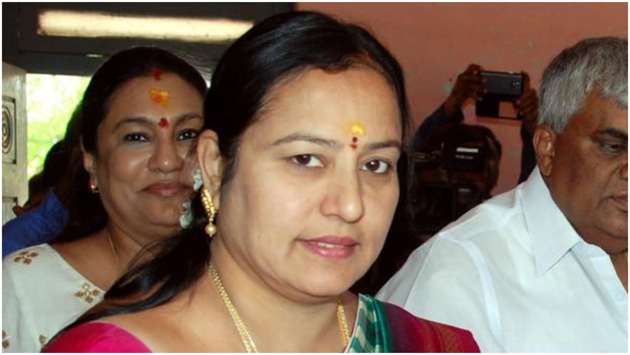Karnataka Polls Devegowda daughter in law sticks to her stand to contest from Hassan ex PM will take call