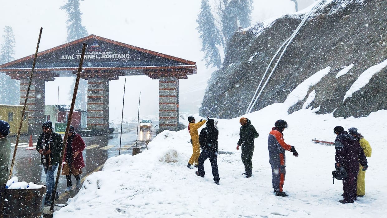 Himachal Weather update: Fresh snowfall started at Atal Tunnel Rohtang South Portal