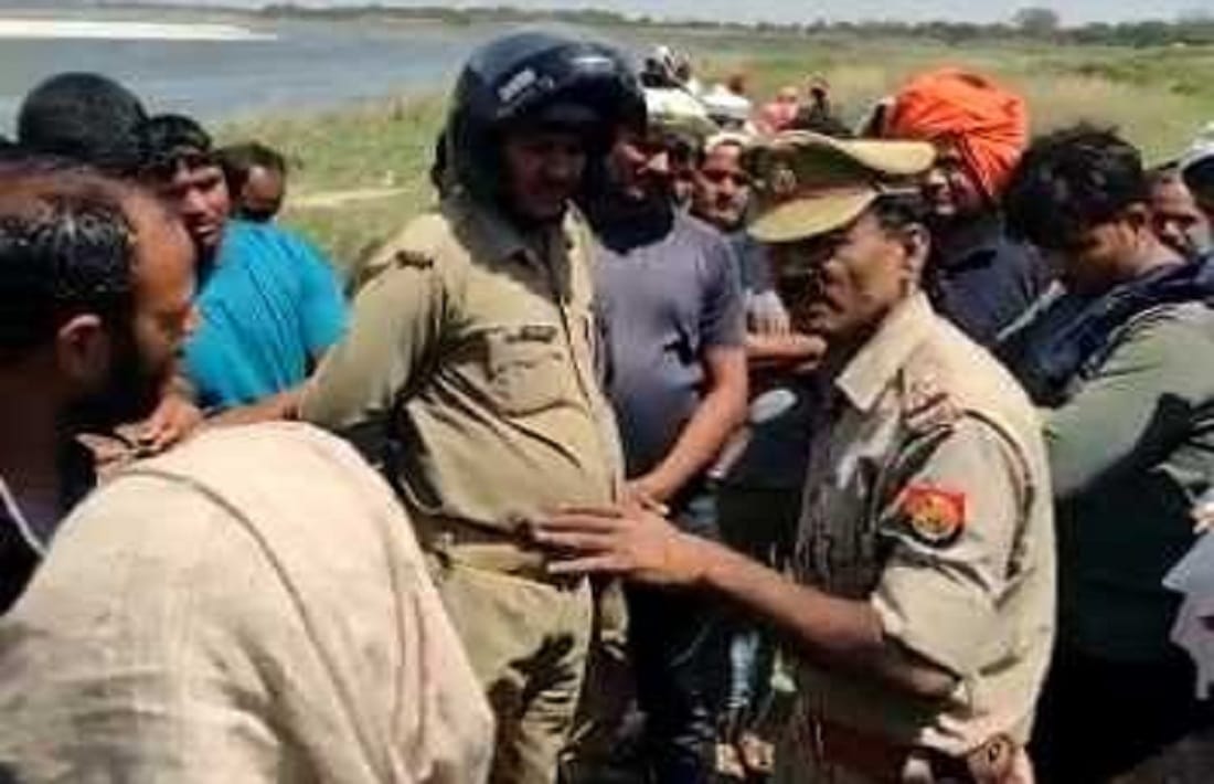 girl drowned in  Ganga during bath in chandauli her elder sisters were left crying