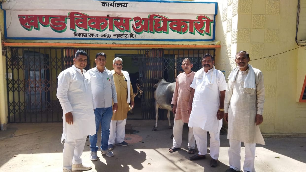 Bijnor: Farmers tied loose animals at the Block Development office, protested