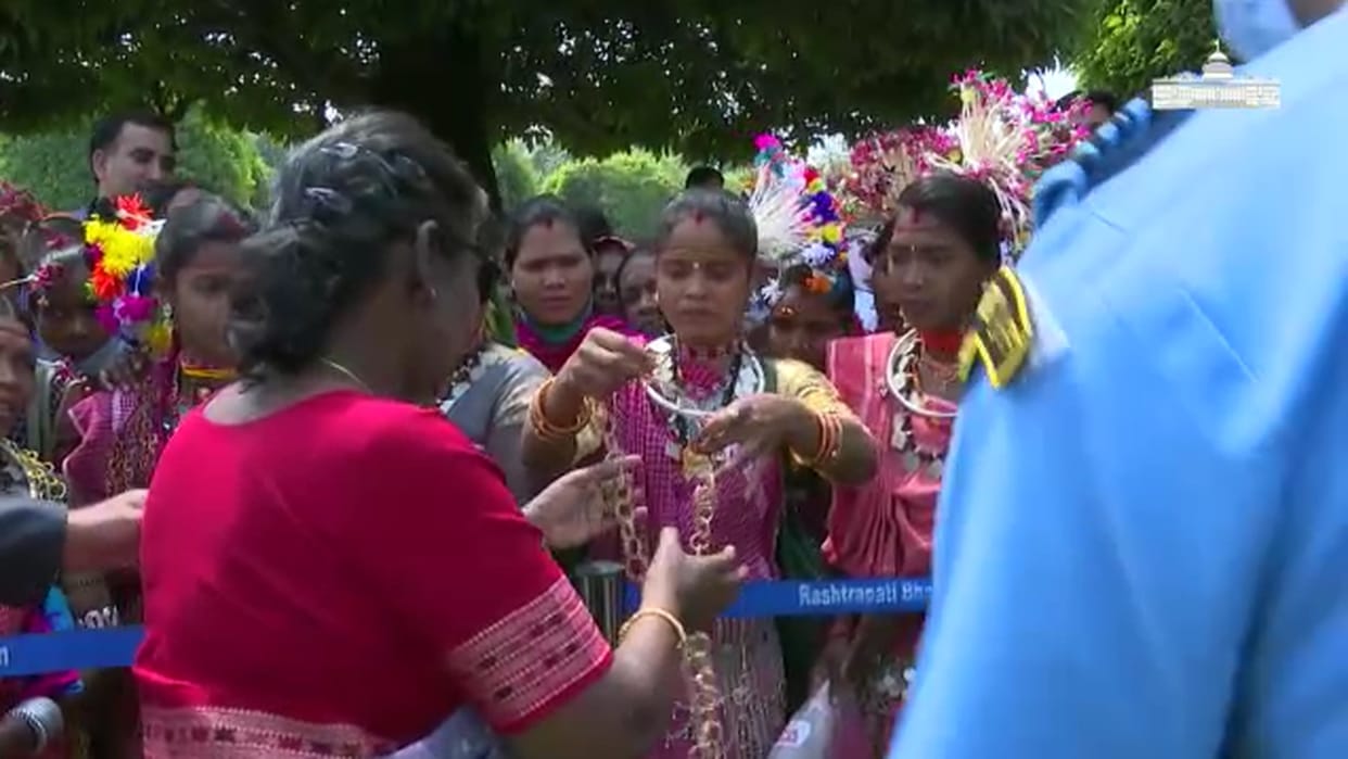 chhattisgarh Tribal women of Kabirdham district met President Draupadi Murmu
