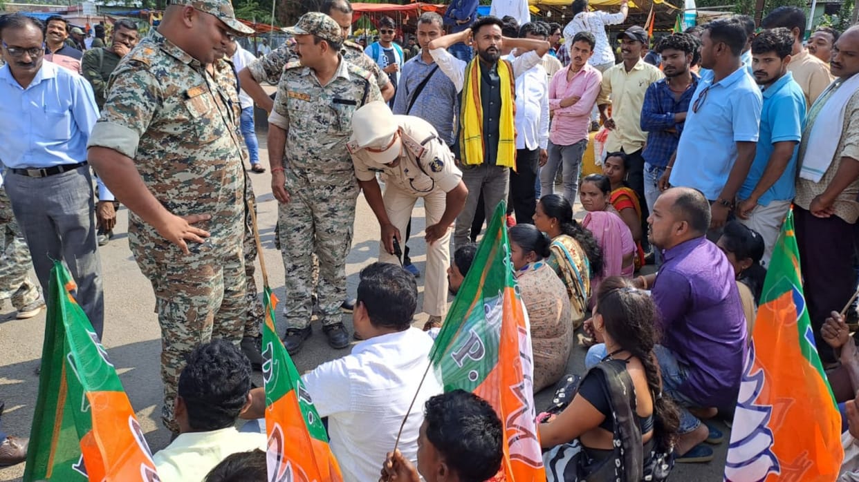chhattisgarh BJP workers blocked National Highway for payment of Tendupatta in Bijapur