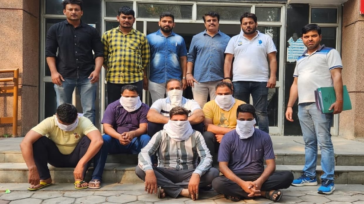 Delhi Police busts gang extorting liquor smugglers