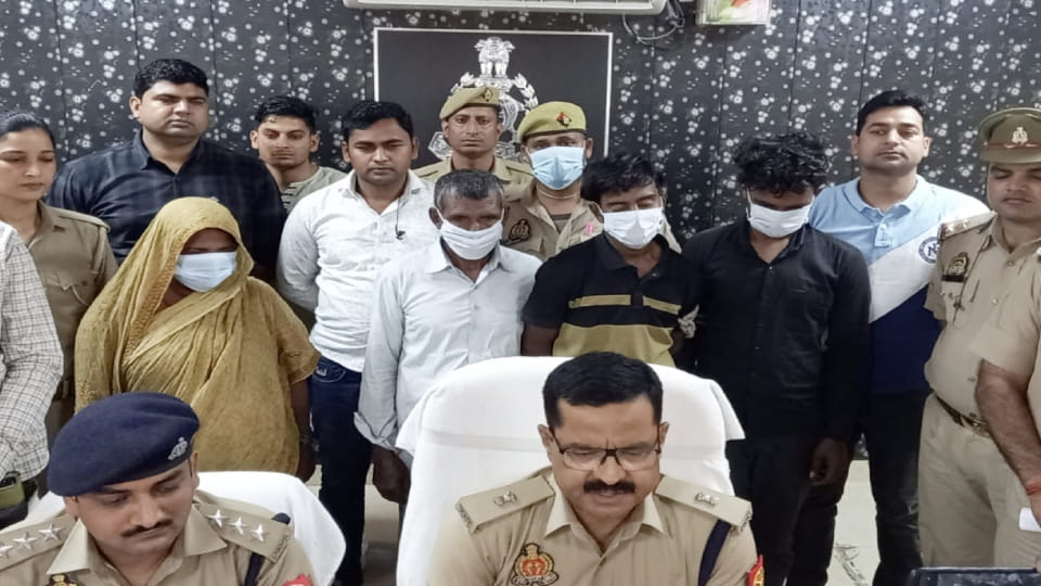 police arrested four vicious smugglers including woman In Firozabad and one crore charas recovered