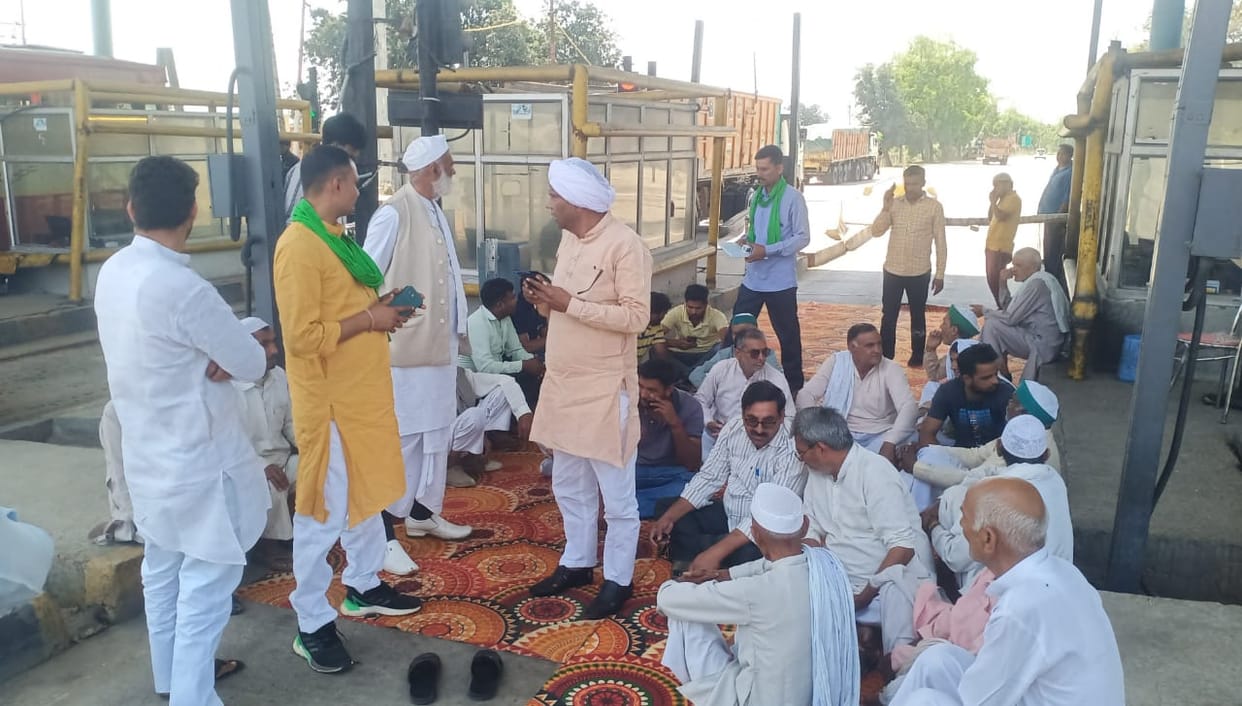 Baghpat: Bhakiyu apolitical picketing at toll plaza for various demands