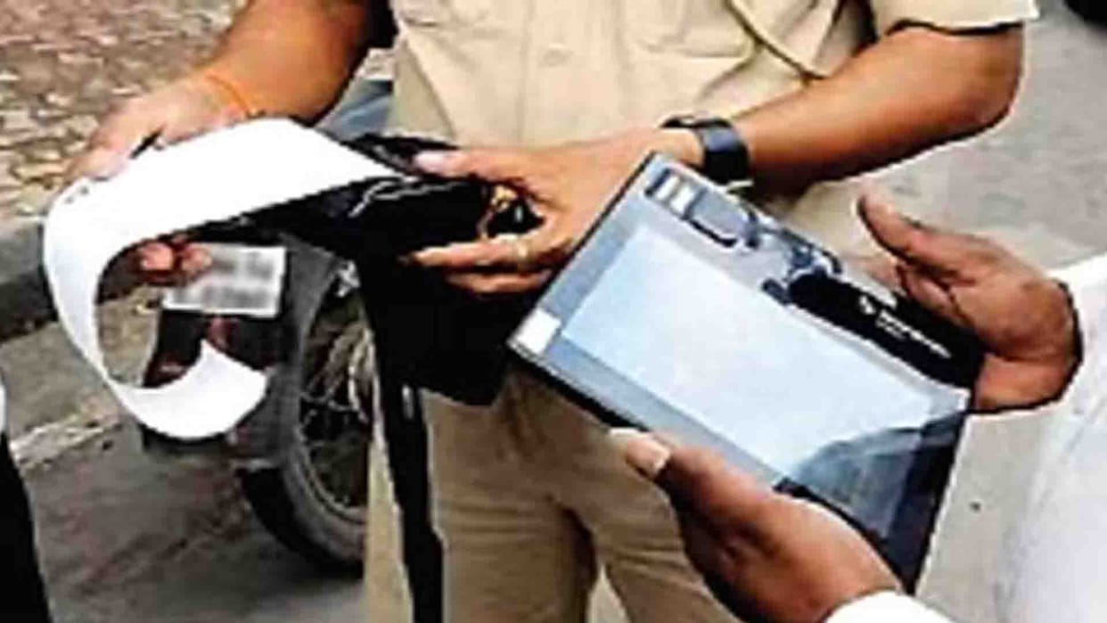 Kanpur: DCP caught policeman riding bike without number plate and talking on mobile, challaned 6500