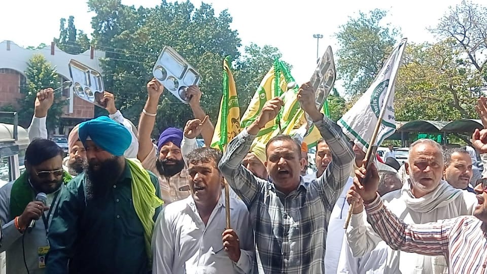 Demonstration of farmers by banging plates in Kurukshetra Secretariat