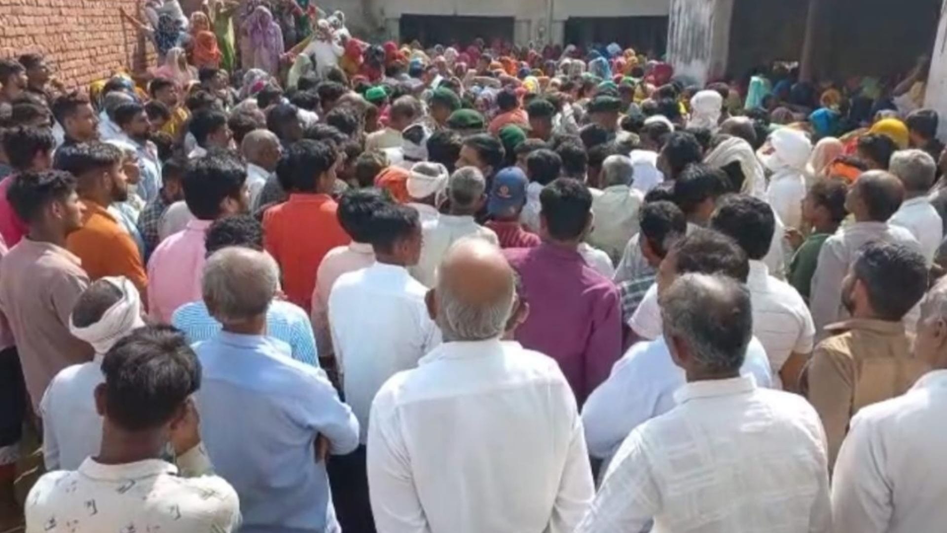 Meerut: mourning in the villages after six peoples have died in road accidents including Army man and woman