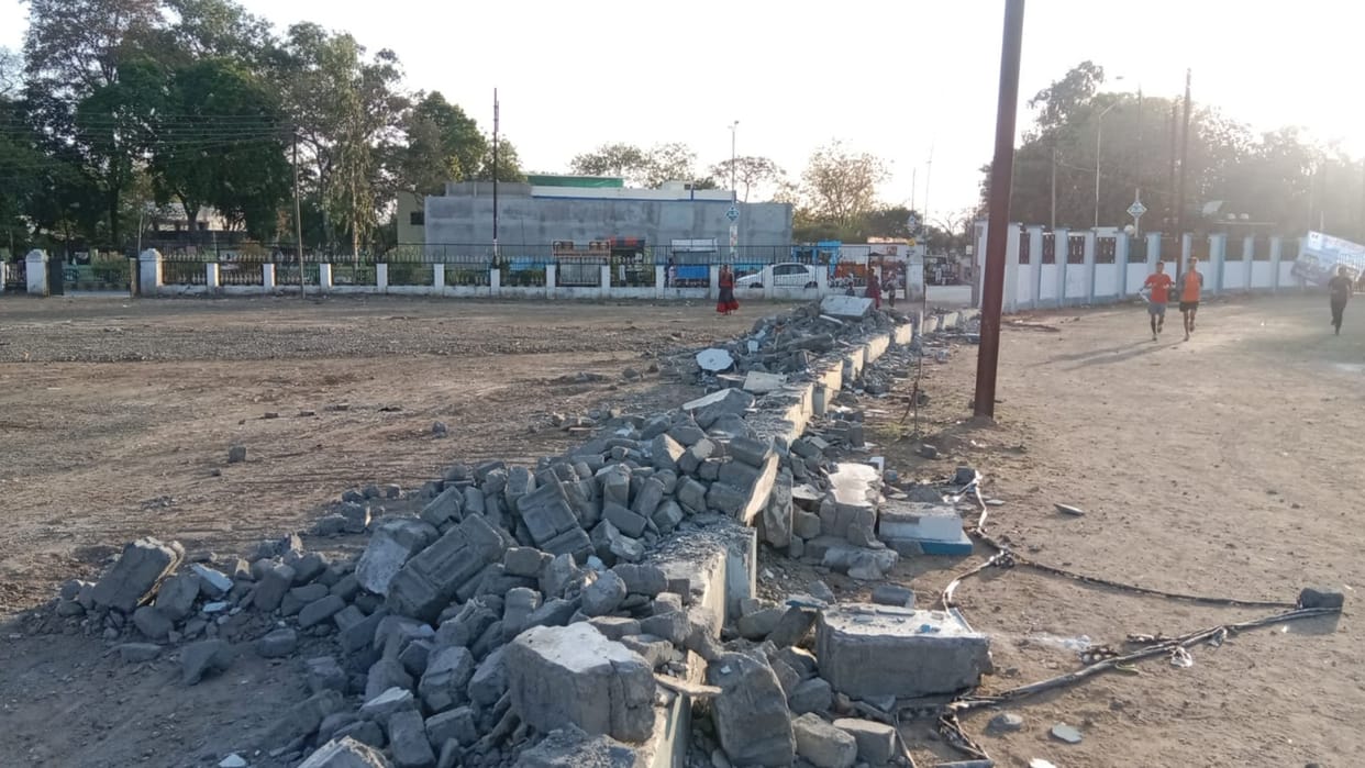 Ratlam: Stadium wall broken over Chief Minister's programme, Congress-sports organization and players angry