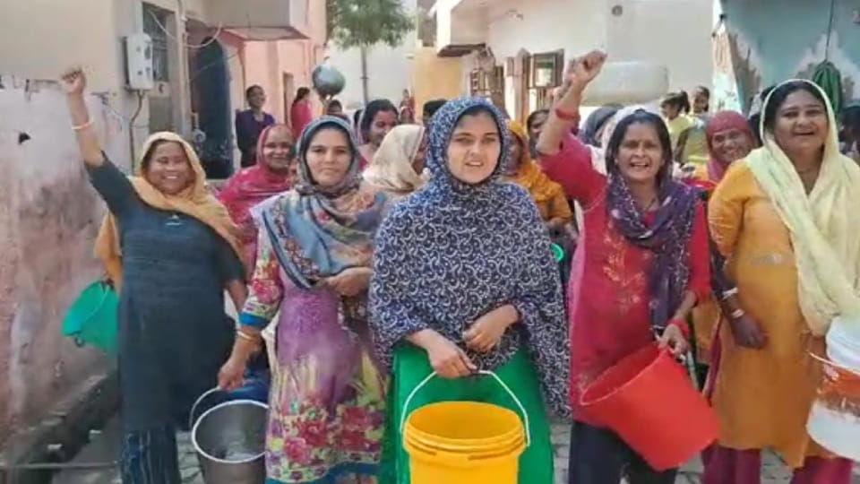 Thousands of families facing shortage of drinking water in thirty four colonies of Dayalbagh in Agra