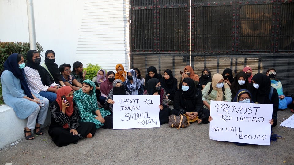 Protest of girl students at VC Lodge due to poor quality of food