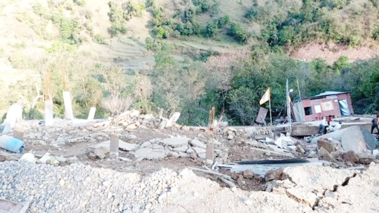 petrol pump collapsed in Kunihar-Nalagarh road solan himachal pradesh