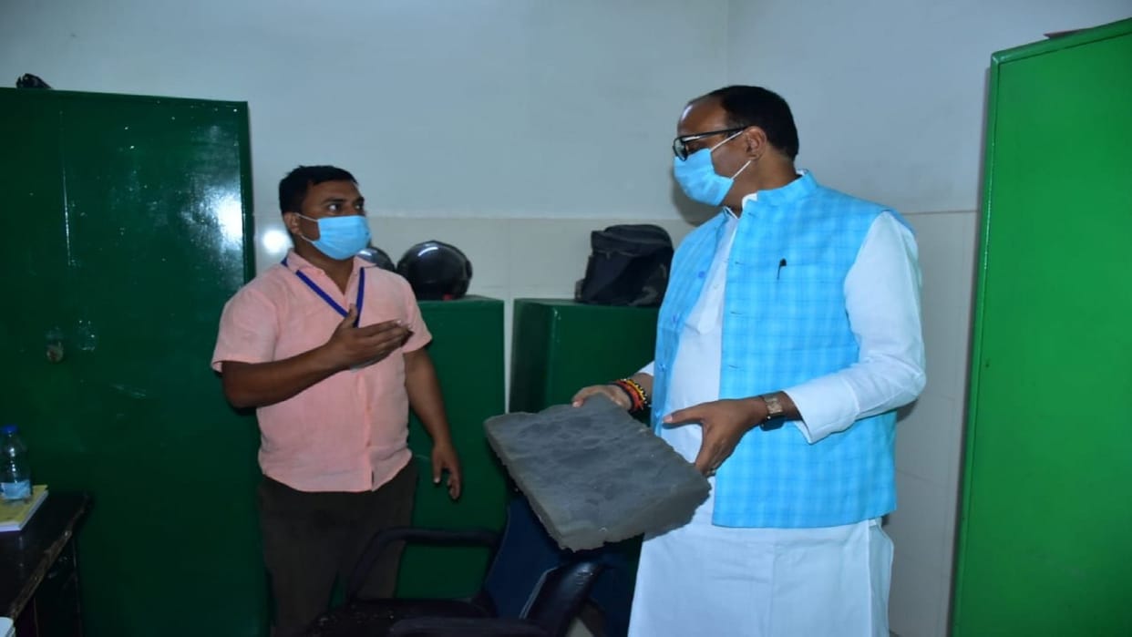 Deputy CM reached the district hospital, angry seeing the mess