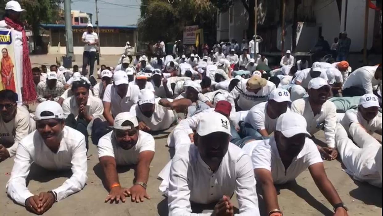 Ratlam: Angry assistant secretaries took out the Lotan Yatra for not hearing
