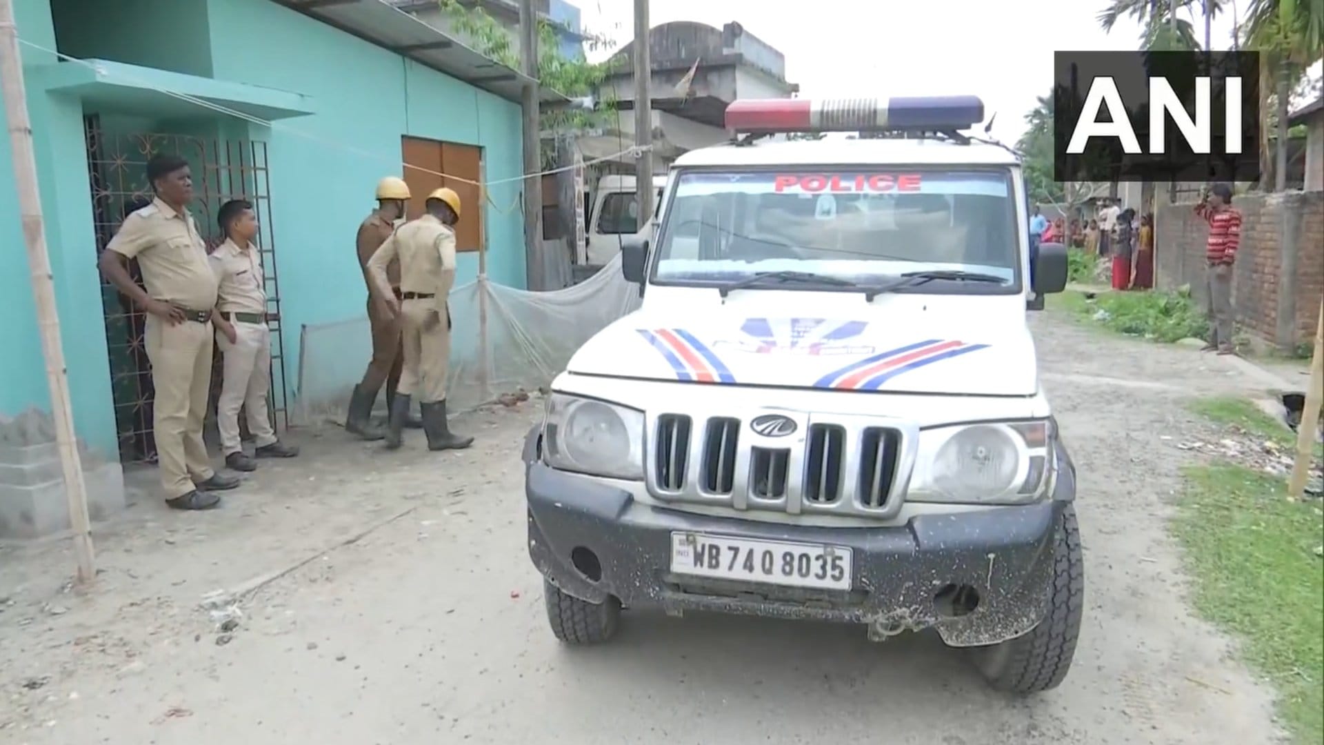सिलीगुड़ी में देसी बम मिलने की सूचना पर पहुंची पुलिस।