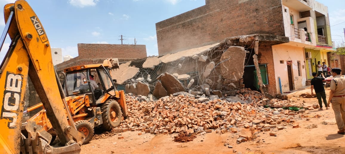 Shivpuri: Illegal construction of absconding crook demolished, 24 crime registered against accused Ajju Pandit