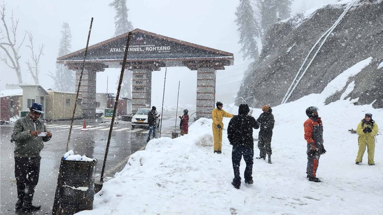 Tourists eager to come to Manali to see snowfall, booking in hotels