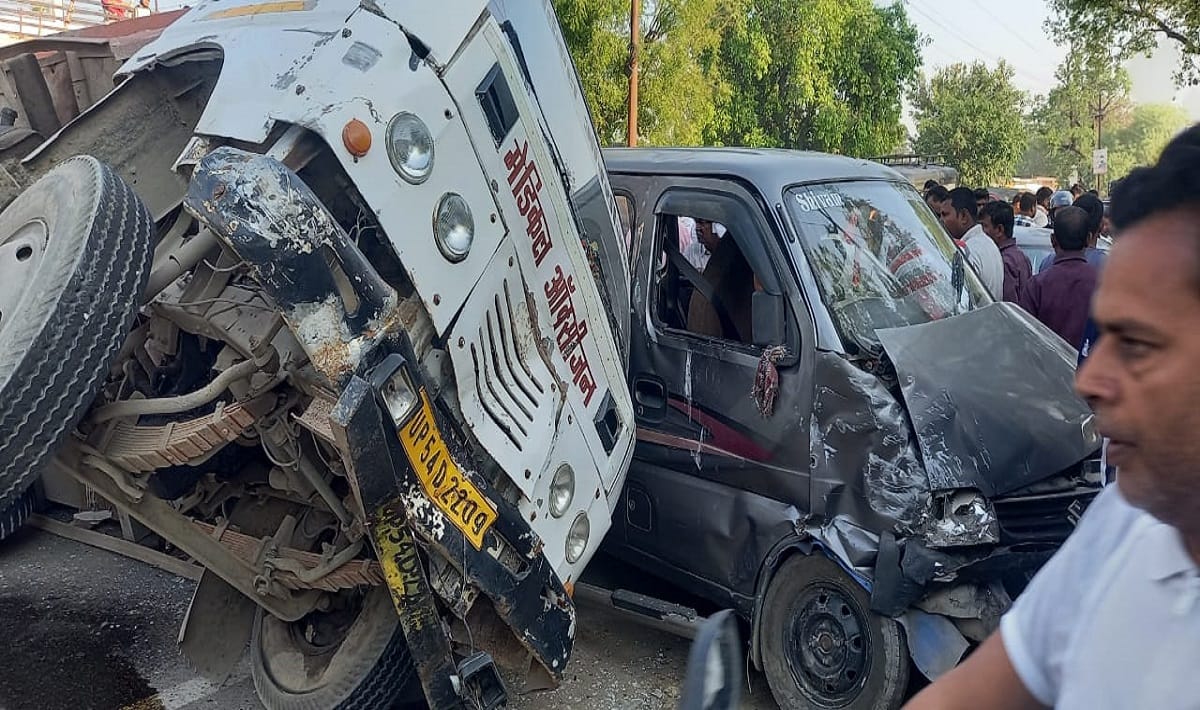 Big accident averted in Mau vehicle carrying oxygen cylinder overturned on school van,