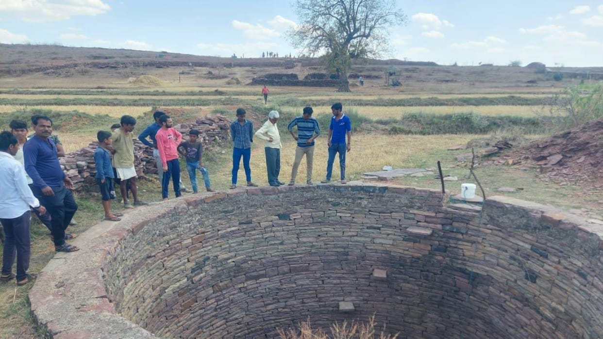 Youth commits suicide by hanging in a well in Damoh