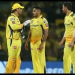 तुषार से बात करते धोनी