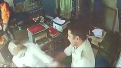 VIDEO: यूपी पुलिस के इस सिपाही ने किया खाकी को शर्मसार, महज तीन रुपये के लिए की ऐसी हरकत Up Police Constable Beaten Shopkeeper for three rupees in mainpuri