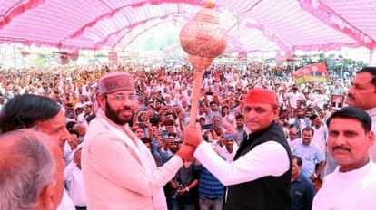 Raebareli: अखिलेश ने दलित वोटबैंक के साथ सामाजिक समीकरण का रखा ध्यान, मंच पर बसपा से आए नेताओं को दी तवज्जो Akhilesh Yadav is focusing on social justice gave a message to Dalit community.