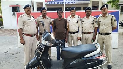 पड़ोसी के घर में ही कर दिया हाथ साफ: मकान का ताला तोड़ गहने-नगदी ले गया था, स्कूटी खरीदी और पकड़ा गया chhattisgarh police arrested young man for stealing in neighbor house in janjgir-champa