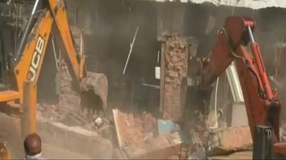 Dehradun News: रिजर्व फॉरेस्ट में बनी सात मजारों पर चली जेसीबी, किसी को नहीं लगी भनक Encroachment JCB runs on seven tombs built in reserve forest Dehradun Uttarakhand news in hindi