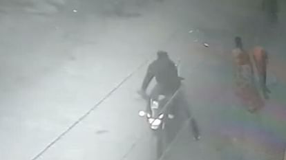 वाराणसी में बदमाशों के हौसले बुलंद: घर के बाहर सफाई कर रही महिला की चेन छीनकर भागे, दो घटनाओं से दहशत में लोग snatching the chain of a woman cleaning outside the house, people are in panic due to two incidents