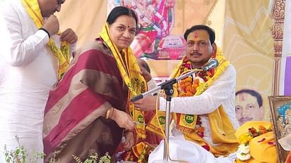 Aligarh News: प्रभु श्रीराम के विवाह में गूंजे मंगलगीत, देवताओं ने की पुष्पवर्षा, कथा में गीतों पर झूमे भक्त Mangala songs echoed in Lord Shri Ram's marriage the gods showered flowers