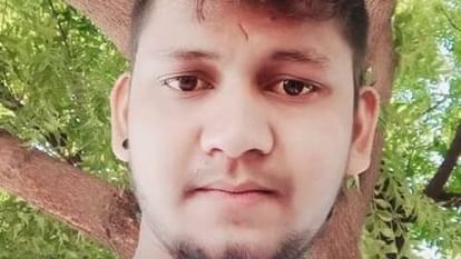 Boy  hanged himself by making a cloth noose, the mother reached the shanty while searching in the night and wa