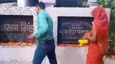 Unnao: डिप्टी सीएम के शिलापट्ट की होती है पूजा, श्रद्धालु चढ़ाते हैं फूल-प्रसाद, पुजारी बोले- क्या लिखा है... Deputy CM inscription is worshiped in Unnao, devotees offer flowers and offerings