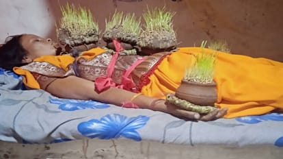MP News woman sows sorghum on her body in faith towards Maa Durga In Damoh