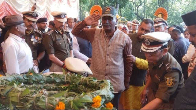 Dehradun:शहीद बेटे को तिरंगे में लिपटा देख बिलख पड़े परिजन, खानदान के  इकलौते चिराग थे टीकम, तस्वीरें - Uttarakhand Martyr Soldier Assistant  Commandant Tikam Singh Funeral Family ...