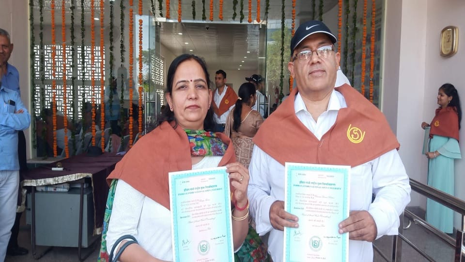 Ex-serviceman graduated at the age of 81, couple fought for life, became counselors