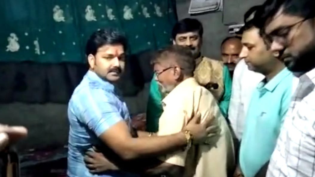 Akanksha Dubey: Pawan Singh came in front of Akanksha Dubey's family, the crowd gathered at night, together sa