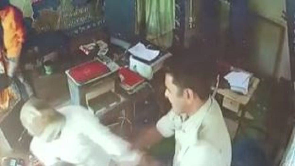 Up Police Constable Beaten Shopkeeper for three rupees in mainpuri