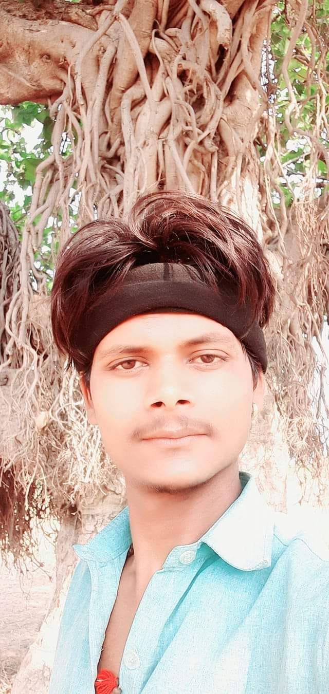 Azamgarh Crime: Dead body of a young man found hanging on a truck with the help of a pot